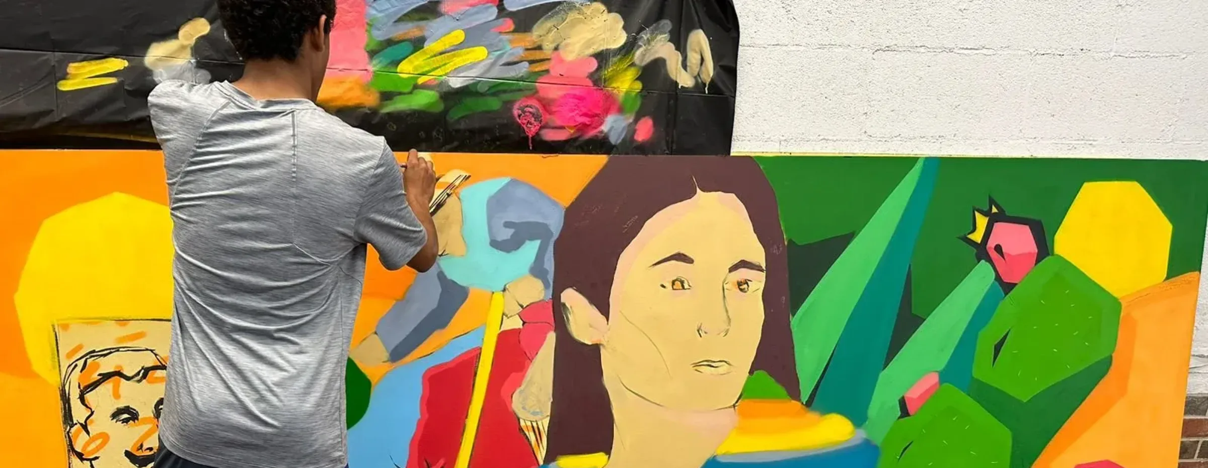 Estudiantes pintando murales para el Heritage Corridor